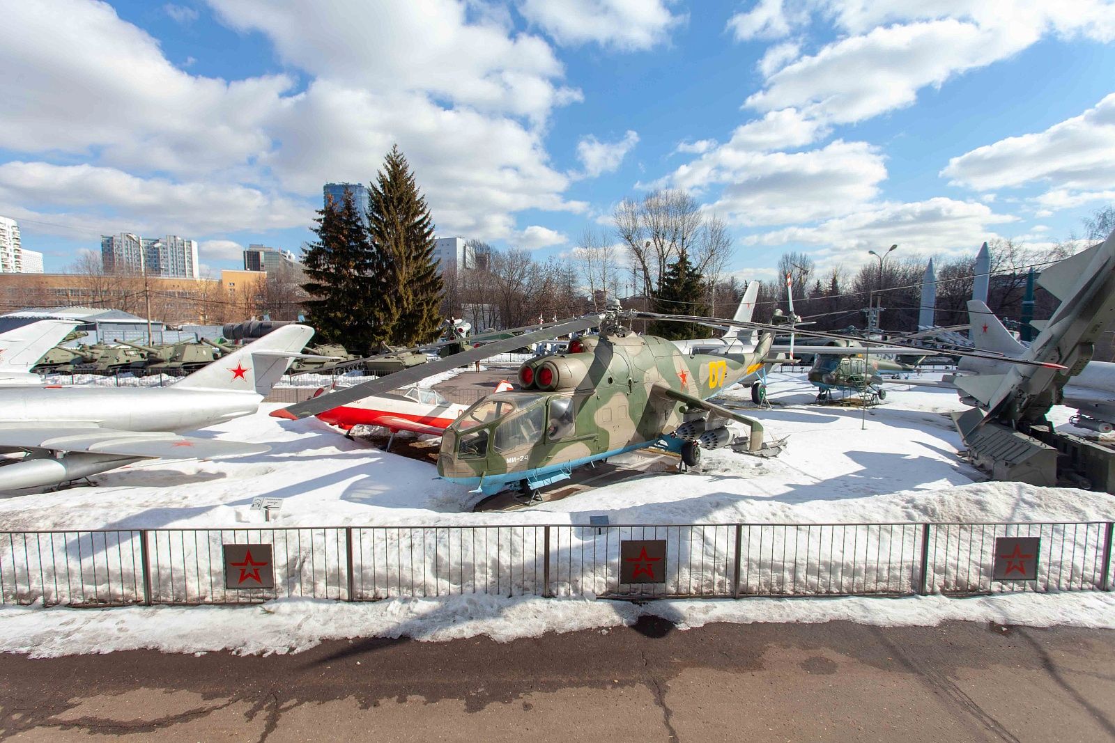 Фасад и внутренняя территория Центрального музея Вооруженных Сил РФ